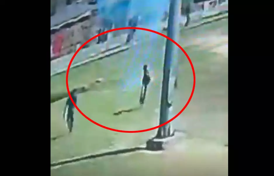 LIVE वीडियो: करंट से झुलसा बच्चा, पार्क में लोगों ने देखा खौफनाक मंजर LIVE वीडियो: करंट से झुलसा बच्चा, पार्क में लोगों ने देखा खौफनाक मंजर