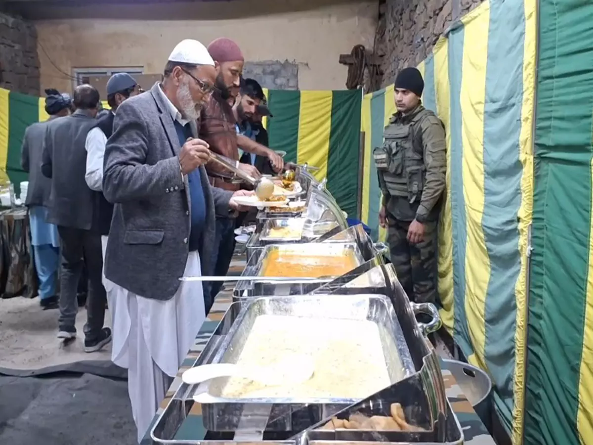 भारतीय सेना की मेंढर बटालियन ने Poonch में नागरिक समुदायों के लिए इफ्तार का आयोजन किया भारतीय सेना की मेंढर बटालियन ने Poonch में नागरिक समुदायों के लिए इफ्तार का आयोजन किया