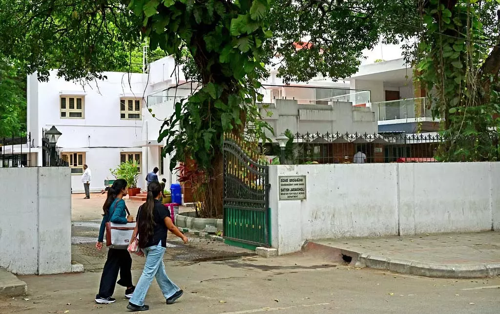 Karnataka: मंत्रियों को निगरानी की जरूरत नहीं Karnataka: मंत्रियों को निगरानी की जरूरत नहीं