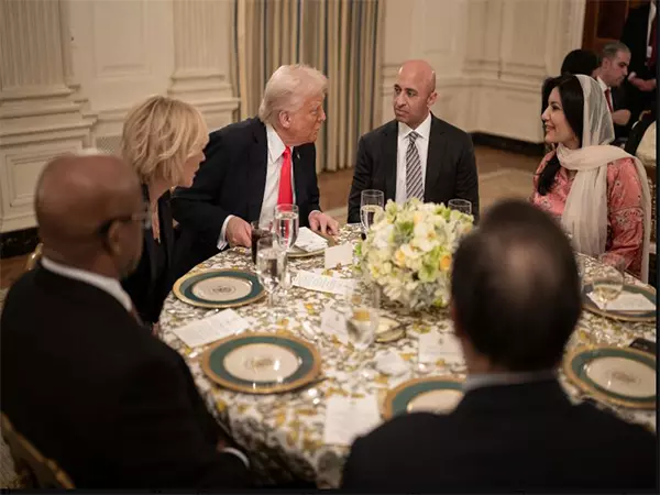 राष्ट्रपति Trump ने इफ्तार डिनर का आयोजन किया, कहा हम मुस्लिम समुदाय से किए गए अपने वादों को निभा रहे हैं राष्ट्रपति Trump ने इफ्तार डिनर का आयोजन किया, कहा हम मुस्लिम समुदाय से किए गए अपने वादों को निभा रहे हैं