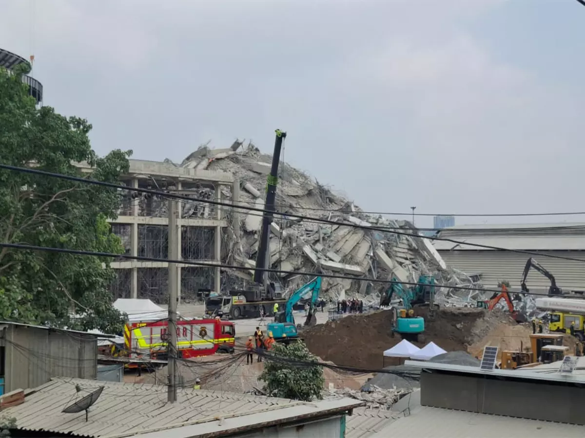 भूकंप के बाद Bangkok में जेजे मॉल के सामने निर्माणाधीन इमारत ढह गई भूकंप के बाद Bangkok में जेजे मॉल के सामने निर्माणाधीन इमारत ढह गई