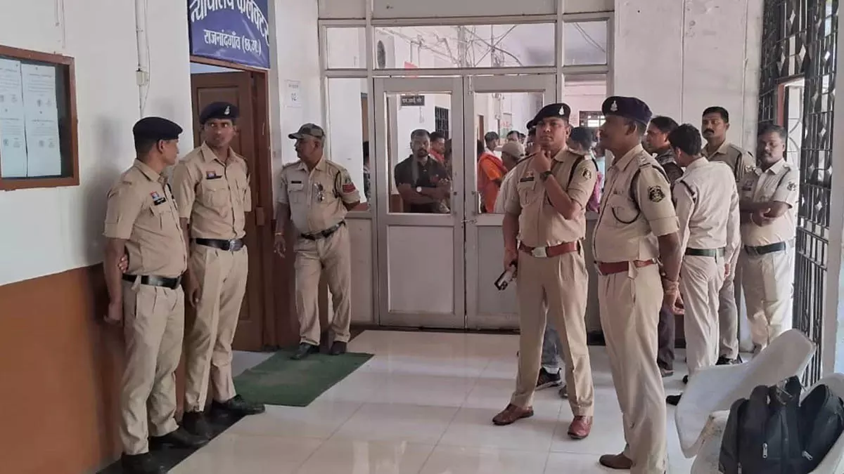 शादी करने अपर कलेक्टर को आवेदन देने वाले मुस्लिम युवक और हिन्दू युवती गायब शादी करने अपर कलेक्टर को आवेदन देने वाले मुस्लिम युवक और हिन्दू युवती गायब