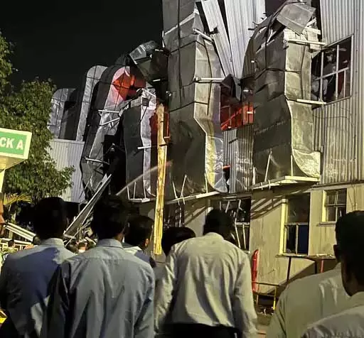 भीषण आग की चपेट में नामी कंपनी की बिल्डिंग, कई कर्मचारी हुए घायल भीषण आग की चपेट में नामी कंपनी की बिल्डिंग, कई कर्मचारी हुए घायल