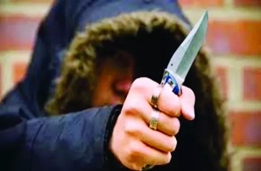 Ballia: 8वीं के छात्र पर चाकू से जानलेवा हमला Ballia: 8वीं के छात्र पर चाकू से जानलेवा हमला