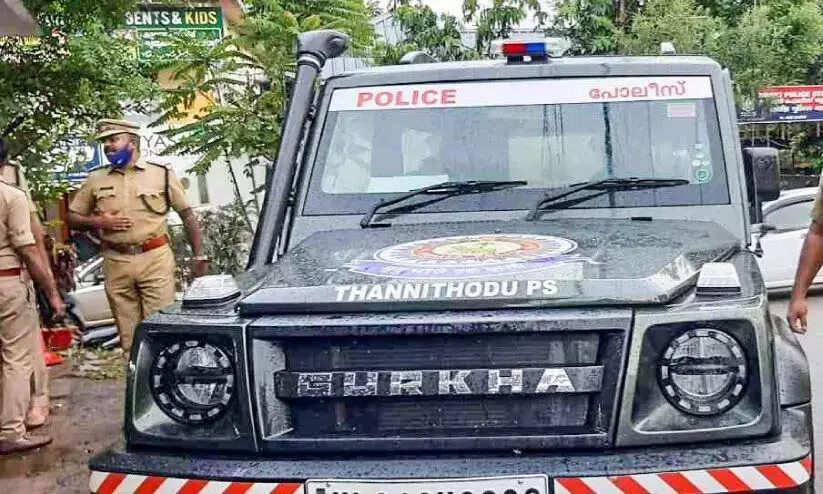 Kerala: तन्नीथोड़ में जीपों ने पुलिस के काम में बाधा डाली Kerala: तन्नीथोड़ में जीपों ने पुलिस के काम में बाधा डाली