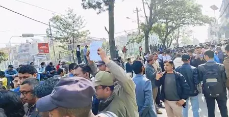 नेपाल में कर्फ्यू हटा, हिंसा के बाद 51 राजशाही समर्थक प्रदर्शनकारी गिरफ्तार नेपाल में कर्फ्यू हटा, हिंसा के बाद 51 राजशाही समर्थक प्रदर्शनकारी गिरफ्तार