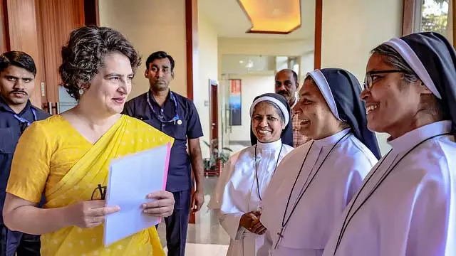 प्रियंका गांधी ने संसद में बहस की अनुमति नहीं देने के लिए सरकार की आलोचना की प्रियंका गांधी ने संसद में बहस की अनुमति नहीं देने के लिए सरकार की आलोचना की