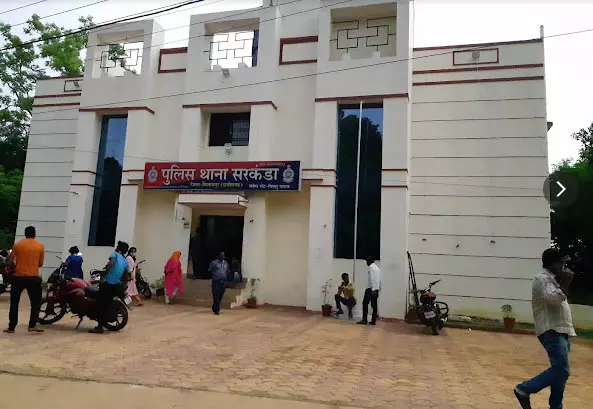 पुलिसकर्मियों को नहीं थी भनक, थाने के सामने हो रहा था अवैध कारोबार पुलिसकर्मियों को नहीं थी भनक, थाने के सामने हो रहा था अवैध कारोबार
