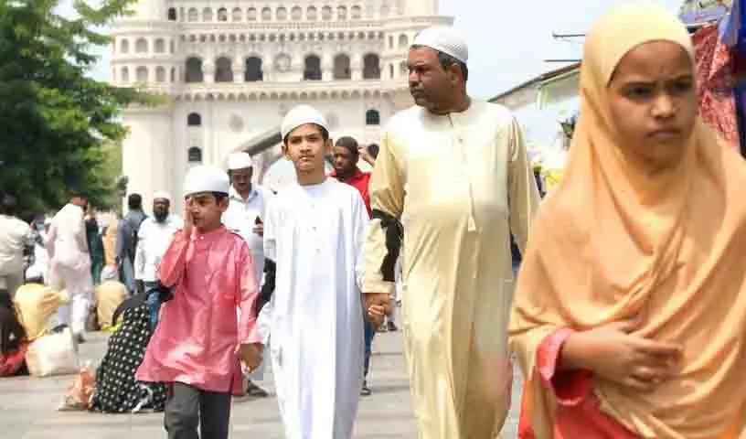 Hyderabad ईद-उल-फितर के लिए तैयार, बाजारों में आखिरी समय में खरीदारी करने वालों की भीड़ Hyderabad ईद-उल-फितर के लिए तैयार, बाजारों में आखिरी समय में खरीदारी करने वालों की भीड़