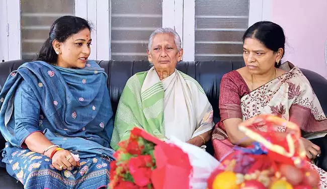 Andhra: सरकार डॉ. सुधाकर के परिवार के साथ खड़ी रहेगी Andhra: सरकार डॉ. सुधाकर के परिवार के साथ खड़ी रहेगी