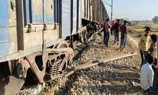 Bareilly: आंवला में मालगाड़ी की चार बोगियां बेपटरी हुई Bareilly: आंवला में मालगाड़ी की चार बोगियां बेपटरी हुई