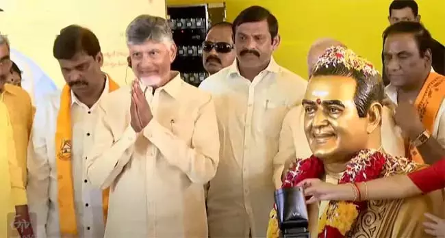 TDP स्थापना दिवस चंद्रबाबू, लोकेश ने प्रतिमा पर श्रद्धांजलि अर्पित की TDP स्थापना दिवस चंद्रबाबू, लोकेश ने प्रतिमा पर श्रद्धांजलि अर्पित की