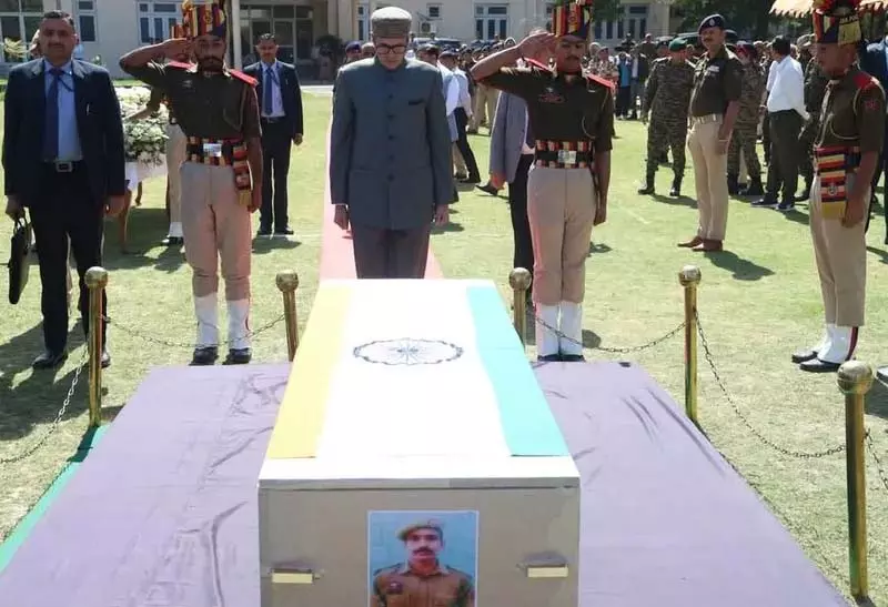 J-K CM ने जम्मू में शहीद पुलिसकर्मी को श्रद्धांजलि अर्पित की J-K CM ने जम्मू में शहीद पुलिसकर्मी को श्रद्धांजलि अर्पित की