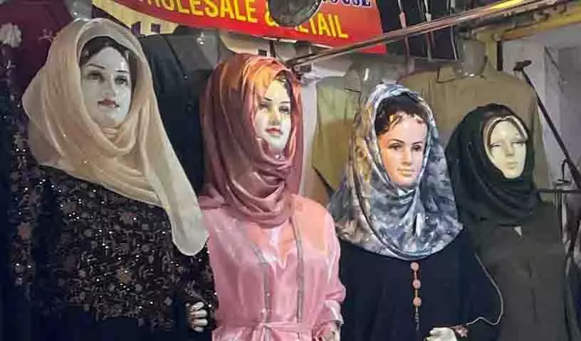 Hyderabad: शाहरान मार्केट बुर्का निर्माताओं और खरीदारों का केंद्र बन गया Hyderabad: शाहरान मार्केट बुर्का निर्माताओं और खरीदारों का केंद्र बन गया
