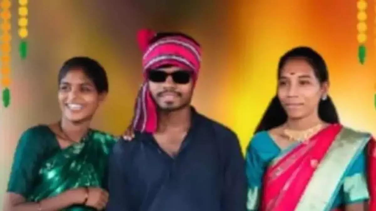प्यार तो अँधा है..., शख्स ने एक ही मंडप में दो महिलाओं से की शादी, देखें VIDEO प्यार तो अँधा है..., शख्स ने एक ही मंडप में दो महिलाओं से की शादी, देखें VIDEO