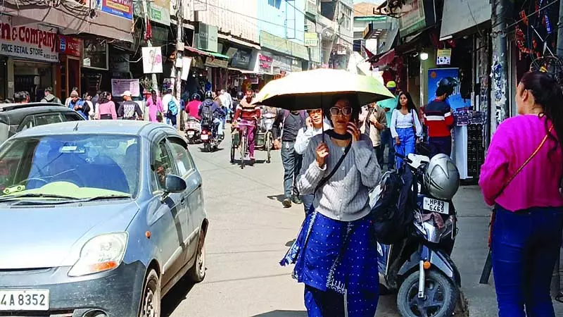 गर्मी से छूटने लगे पसीने, पारा 30 डिग्री टच गर्मी से छूटने लगे पसीने, पारा 30 डिग्री टच