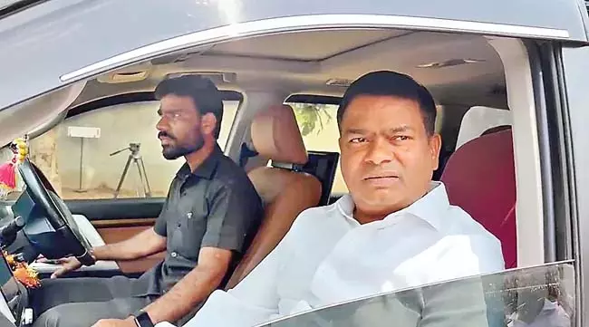 Telangana: पूर्व विधायक जीवन रेड्डी से मोकिला पुलिस स्टेशन में पूछताछ Telangana: पूर्व विधायक जीवन रेड्डी से मोकिला पुलिस स्टेशन में पूछताछ