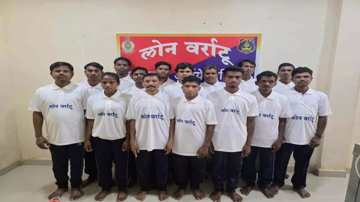 दंतेवाड़ा में कई नक्सलियों ने किया सरेंडर, मुख्यधारा से जुड़ेंगे दंतेवाड़ा में कई नक्सलियों ने किया सरेंडर, मुख्यधारा से जुड़ेंगे