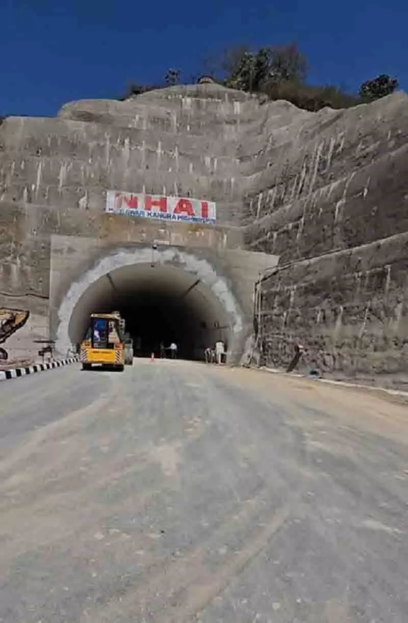 Himachal: 1,200 मीटर लंबी ट्विन-ट्यूब सुरंग की एक ट्यूब पर काम पूरा हो गया Himachal: 1,200 मीटर लंबी ट्विन-ट्यूब सुरंग की एक ट्यूब पर काम पूरा हो गया