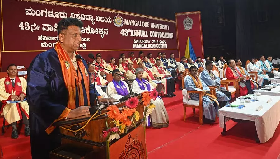 शिक्षा मंत्री ने कहा- Karnataka के विश्वविद्यालयों में 2,800 शिक्षण पद रिक्त शिक्षा मंत्री ने कहा- Karnataka के विश्वविद्यालयों में 2,800 शिक्षण पद रिक्त