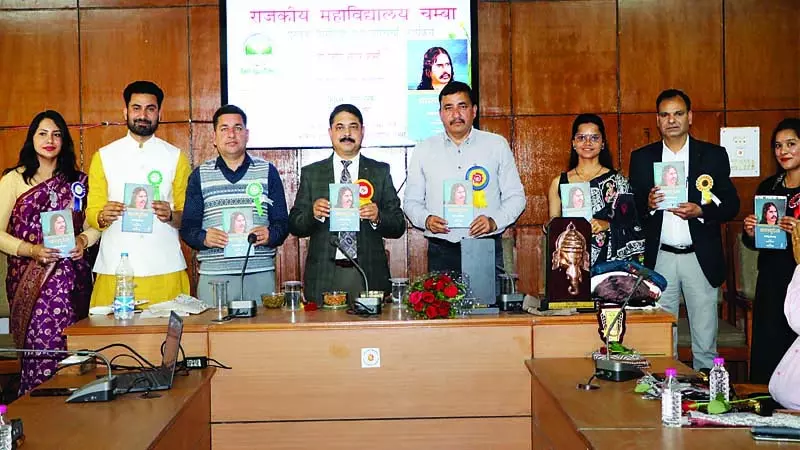 लेखक संवेदनाओं को लागों तक पहुंचाने का करता है काम लेखक संवेदनाओं को लागों तक पहुंचाने का करता है काम