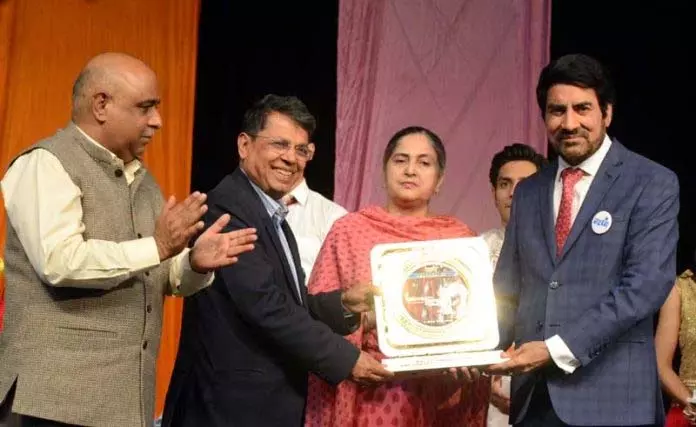 Jammu: नटरंग मंच पर नाटक कौवा चला हंस की चाल Jammu: नटरंग मंच पर नाटक कौवा चला हंस की चाल
