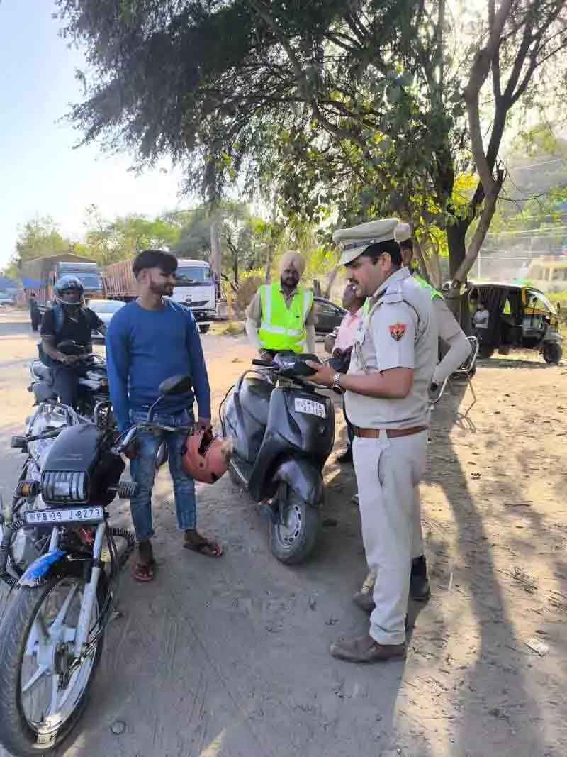 Panchkula पुलिस ने लंबित ट्रैफिक चालान के लिए मौके पर भुगतान की मांग की Panchkula पुलिस ने लंबित ट्रैफिक चालान के लिए मौके पर भुगतान की मांग की
