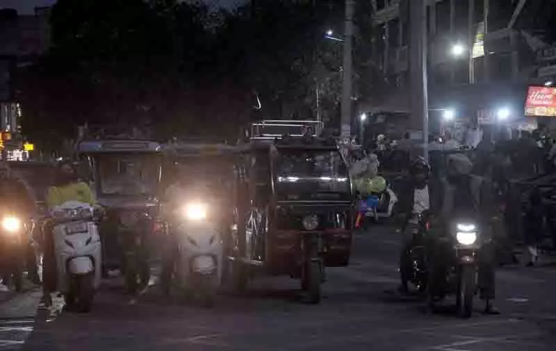 Amritsar: ई-रिक्शा चालक रात के समय यात्रियों की सुरक्षा की अनदेखी Amritsar: ई-रिक्शा चालक रात के समय यात्रियों की सुरक्षा की अनदेखी