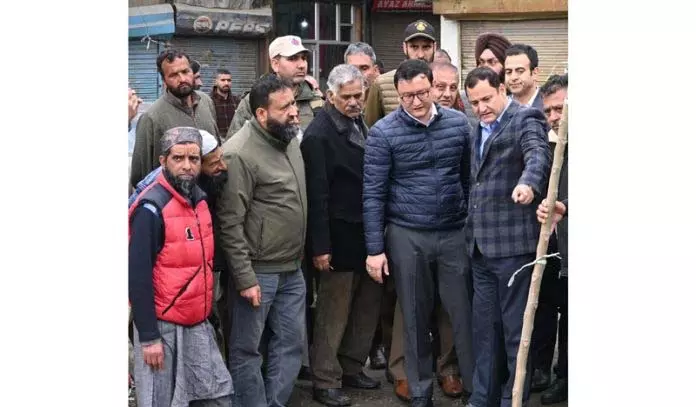 Javed Dar ने बारामूला में आग प्रभावित परिवारों से मुलाकात की Javed Dar ने बारामूला में आग प्रभावित परिवारों से मुलाकात की