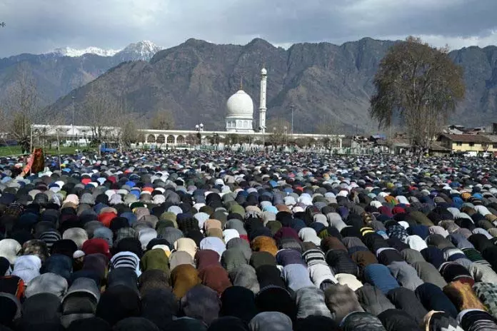 Kashmir में जुमा-उल-विदा धार्मिक श्रद्धा के साथ मनाया गया Kashmir में जुमा-उल-विदा धार्मिक श्रद्धा के साथ मनाया गया