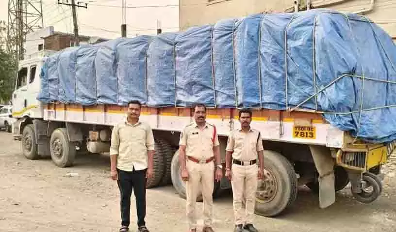 Adilabad में 290 क्विंटल पीडीएस चावल की तस्करी के आरोप में एक गिरफ्तार, दो पर मामला दर्ज Adilabad में 290 क्विंटल पीडीएस चावल की तस्करी के आरोप में एक गिरफ्तार, दो पर मामला दर्ज