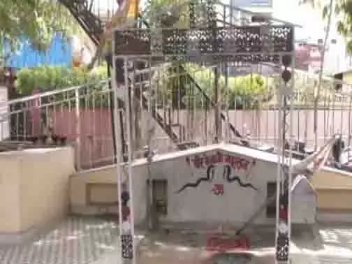Jaipur में वीर तेजाजी महाराज की प्रतिमा तोड़ी गई, हिंदू समूहों का विरोध, पुलिस ने उपद्रवियों को हिरासत में लिया Jaipur में वीर तेजाजी महाराज की प्रतिमा तोड़ी गई, हिंदू समूहों का विरोध, पुलिस ने उपद्रवियों को हिरासत में लिया