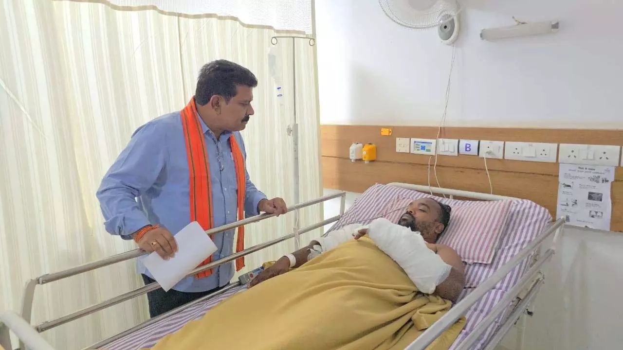 नक्सली मुठभेड़ में घायल जवान को देखने पहुंचे उपमुख्यमंत्री विजय शर्मा नक्सली मुठभेड़ में घायल जवान को देखने पहुंचे उपमुख्यमंत्री विजय शर्मा