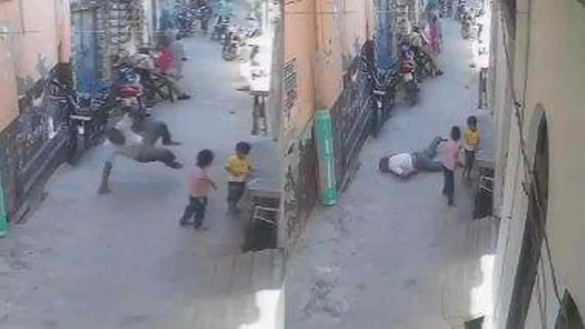 मस्जिद की सफाई करते समय छत से गिरकर शख्स की मौत, देखें लाइव VIDEO... मस्जिद की सफाई करते समय छत से गिरकर शख्स की मौत, देखें लाइव VIDEO...