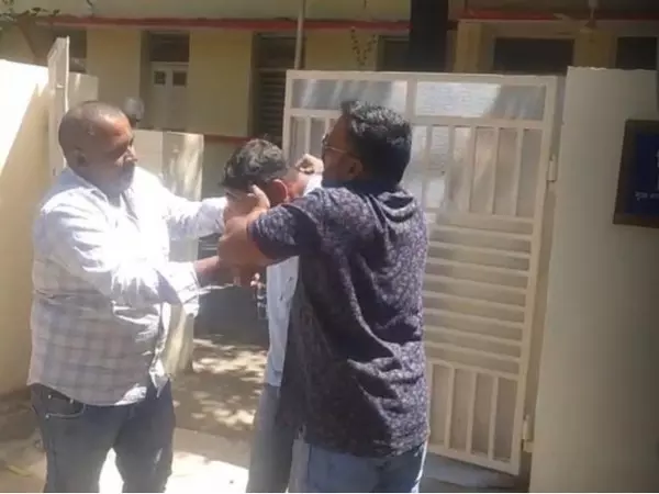 भगवा झंडा हटाने को लेकर हिंदू संगठन के सदस्यों ने दमोह नगर पालिका CMO का मुंह किया काला भगवा झंडा हटाने को लेकर हिंदू संगठन के सदस्यों ने दमोह नगर पालिका CMO का मुंह किया काला