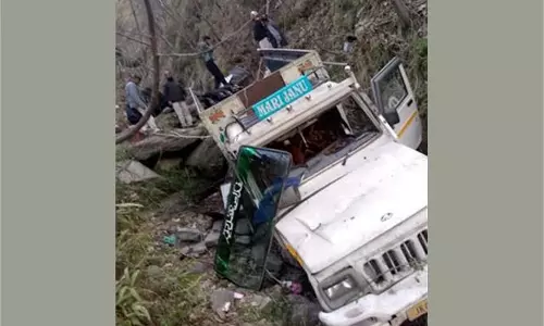Jammu-Kashmir: यात्रियों को ले जा रहा वाहन गहरी खाई में गिरा, एक  की मौत