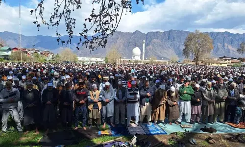 दरगाह हजरतबल में एक लाख से अधिक श्रद्धालुओं ने जुमा-उल-विदा की नमाज अदा की दरगाह हजरतबल में एक लाख से अधिक श्रद्धालुओं ने जुमा-उल-विदा की नमाज अदा की