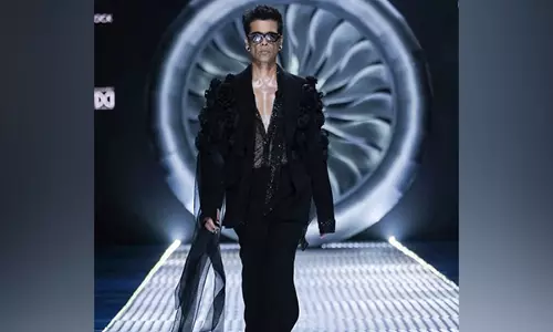 लैक्मे फैशन वीक x FDCI 2025 में Karan Johar ने काले ड्रेस में जलवा बिखेरा लैक्मे फैशन वीक x FDCI 2025 में Karan Johar ने काले ड्रेस में जलवा बिखेरा