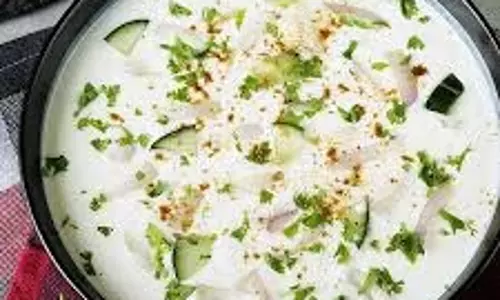 Recipe: खीरा-बूंदी का रायता भी लगेगा फेल, लेकिन चटपटा आलू का रायता खाएंगे तो घर वाले चम्मच चाटते रह जाएंगे