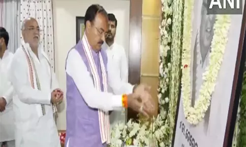 केशव मौर्य ने पूर्व केंद्रीय मंत्री Debendra Pradhan को श्रद्धांजलि दी केशव मौर्य ने पूर्व केंद्रीय मंत्री Debendra Pradhan को श्रद्धांजलि दी