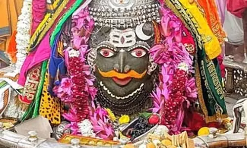 Ujjain : त्रिपुंड और बेलपत्र से सजे बाबा महाकाल