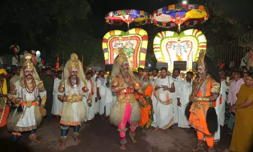 Srisailam में उगादी के लिए विशाल कन्नड़ पदयात्रा देखी जा रही Srisailam में उगादी के लिए विशाल कन्नड़ पदयात्रा देखी जा रही