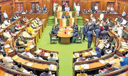 दिल्ली विधानसभा में हंगामे के बीच आप विधायक निलंबित दिल्ली विधानसभा में हंगामे के बीच आप विधायक निलंबित