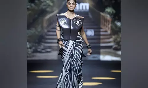 शिल्पा शेट्टी ने लैक्मे फैशन वीक एक्स FDCI में स्टाइलिश ब्लैक एंड व्हाइट साड़ी में रैंप वॉक किया शिल्पा शेट्टी ने लैक्मे फैशन वीक एक्स FDCI में स्टाइलिश ब्लैक एंड व्हाइट साड़ी में रैंप वॉक किया