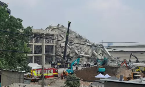 भूकंप के बाद Bangkok में जेजे मॉल के सामने निर्माणाधीन इमारत ढह गई