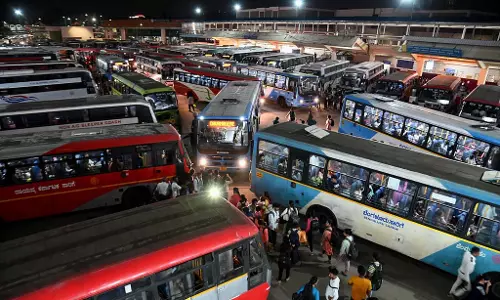 Karnataka : शहर के बस स्टैंडों पर भारी भीड़भाड़