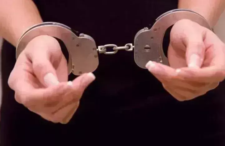 Hapur: ब्लैकमेल करने वाली महिला समेत दो गिरफ्तार Hapur: ब्लैकमेल करने वाली महिला समेत दो गिरफ्तार