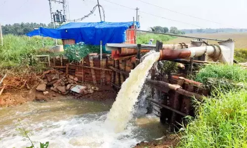 Kerala: कटाई के लिए तैयार खेतों में पम्पिंग शुरू हो गई