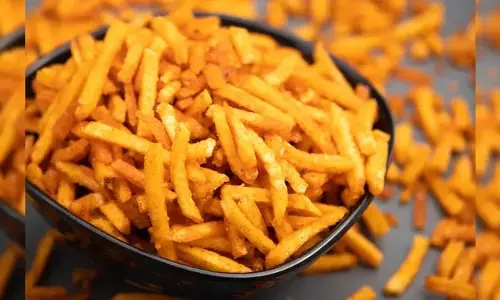 Aalu Laccha Namkeen Recipe:  क्रिस्पी आलू लच्छा नमकीन