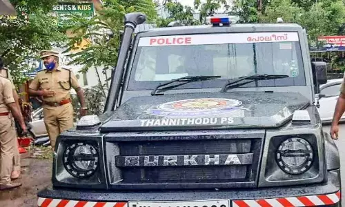 Kerala: तन्नीथोड़ में जीपों ने पुलिस के काम में बाधा डाली Kerala: तन्नीथोड़ में जीपों ने पुलिस के काम में बाधा डाली